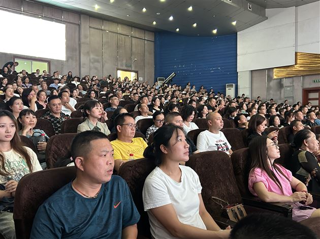 家校共育待花开 凝心聚力赢未来——记高二年级召开新学期家校协作交流会 