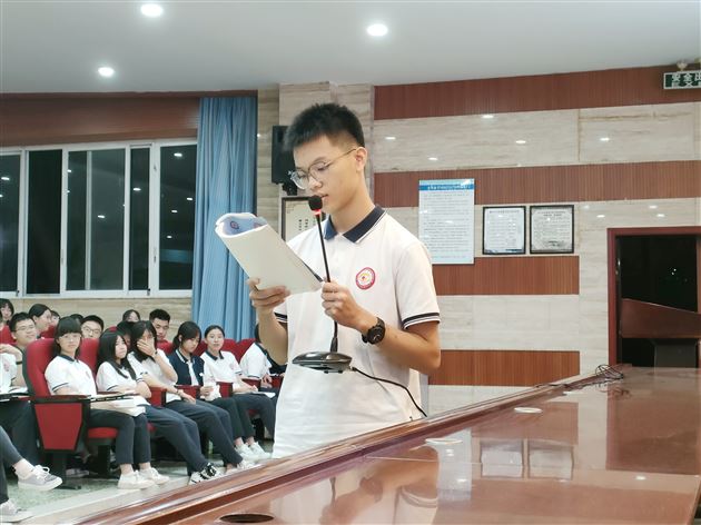 青春一往无前 拼搏无问西东——记高二年级修身励志主题活动 