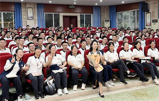 青春一往无前 拼搏无问西东——记高二年级修身励志主题活动