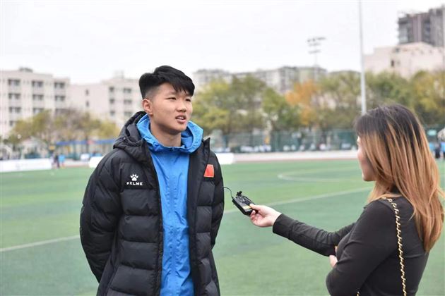 棠外代表中国出征世界中学生足球比赛接受采访