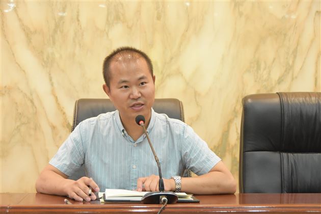 棠外初中德育处副主任袁成老师作《做一个温暖的生活老师》专题培训