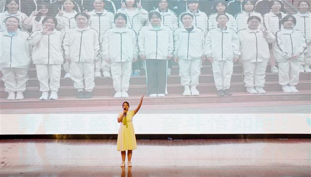 棠外初2021级语文组举行“青春须早为”演讲比赛 