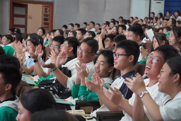 棠外初2021级语文组举行“青春须早为”演讲比赛 