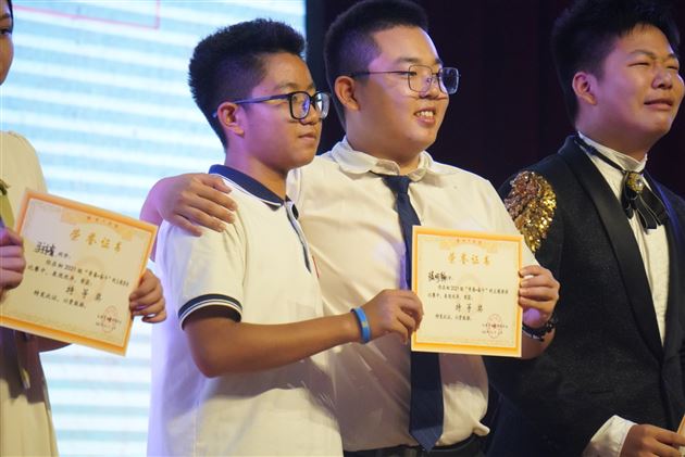 棠外初2021级语文组举行“青春须早为”演讲比赛