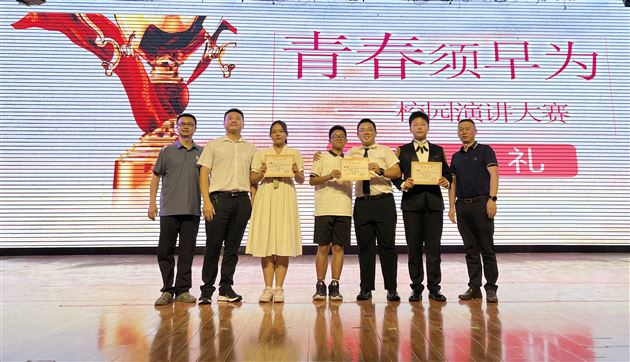 棠外初2021级语文组举行“青春须早为”演讲比赛