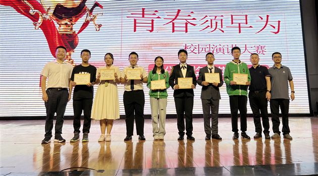 棠外初2021级语文组举行“青春须早为”演讲比赛