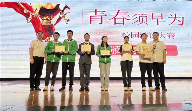 棠外初2021级语文组举行“青春须早为”演讲比赛