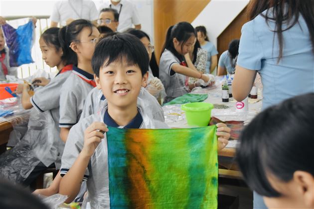 孩子们在欢乐的劳动课堂