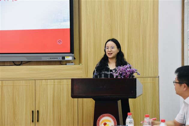 区劳动学科教研员雷婕宣读立项通知