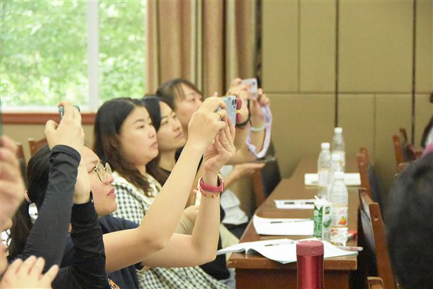 担当发言 引领示范——记棠外初中修身班会课专题研讨活动