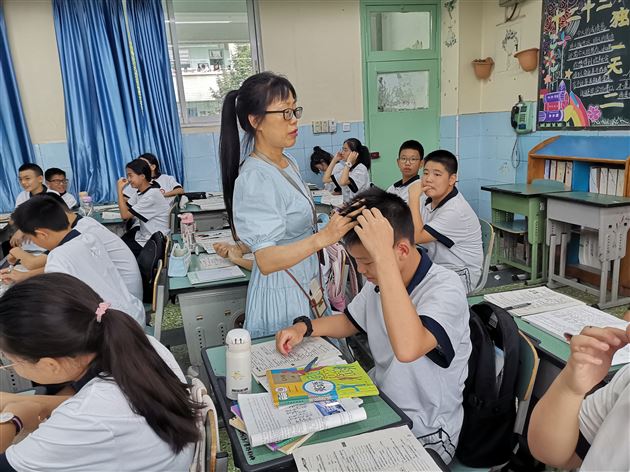 习惯养成教育从“头”开始——棠外初中开展2023级新生仪容仪表大检查