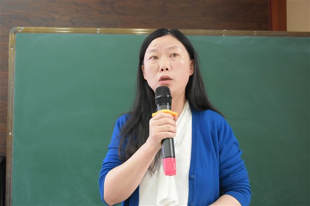 初中研培处副主任林亚珊