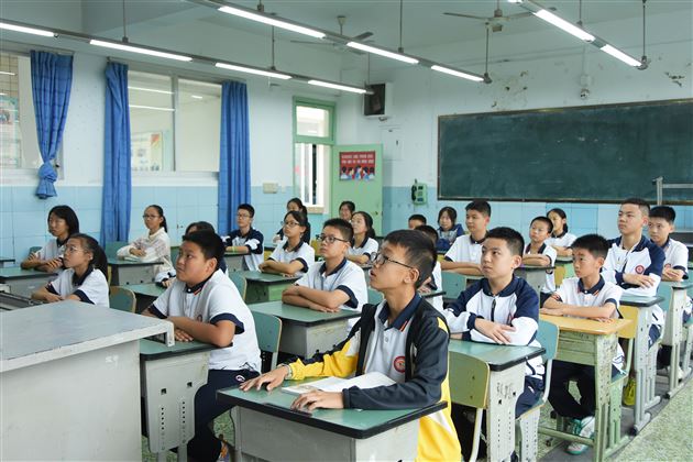 殷殷关怀师生情赠书点亮创作心