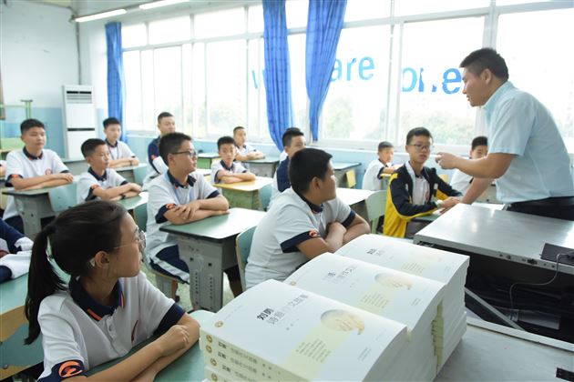 殷殷关怀师生情赠书点亮创作心