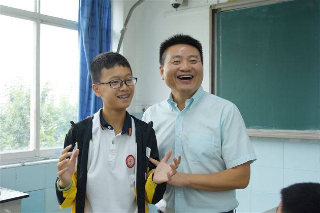 殷殷关怀师生情赠书点亮创作心