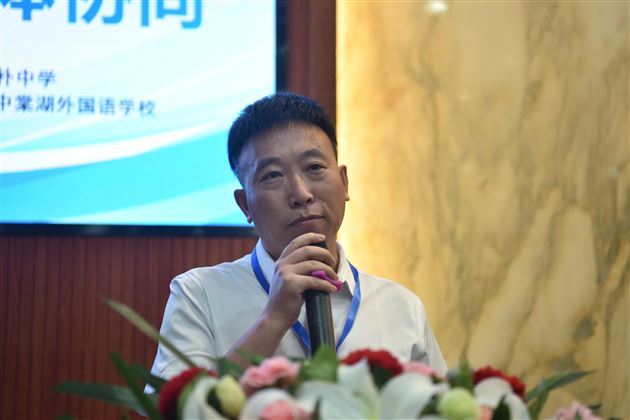 巴中棠湖外国语学校校长苏忠