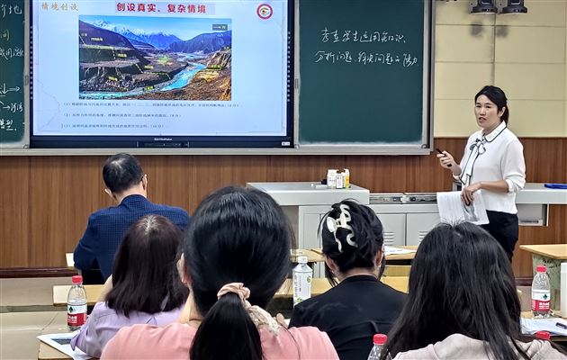 成都棠湖外国语学校黄郁寒老师做专题分享