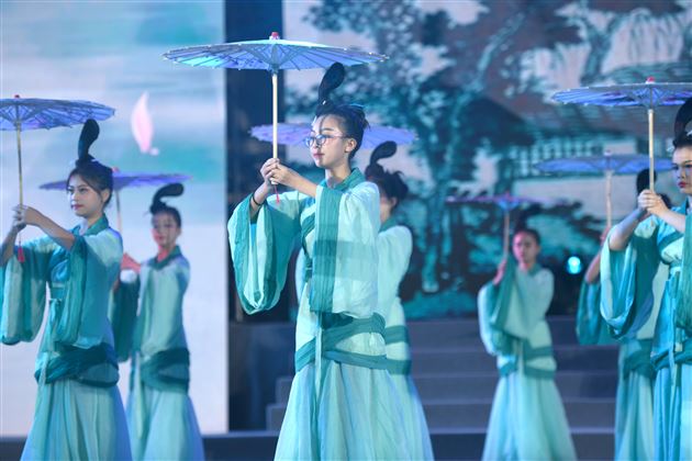 廿载风华弦歌永续——记成都棠湖外国语学校建校二十周年庆典