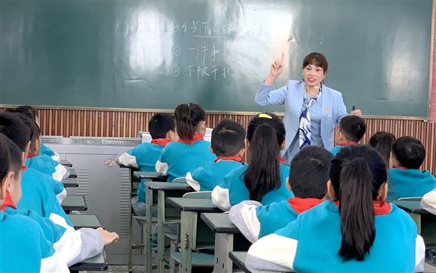 故事来引领 修身共成长 ——成都东部新区骨干教师到棠外附小培训学习纪实 