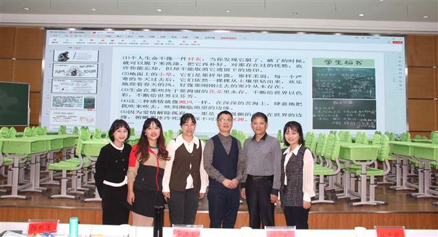 与全国著名特级教师肖培东、成都市语文教研员程一凡老师合影跨省联动敢于亮剑——棠外初中语文组在七省九地联合教研中获1项特等奖、4项一等奖