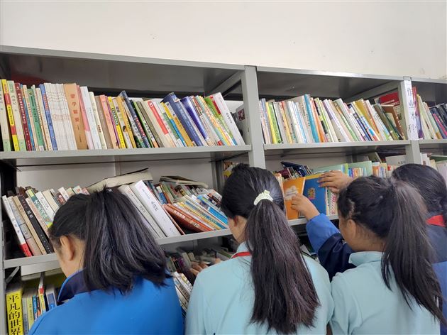 情系藏区少年共建爱心书馆