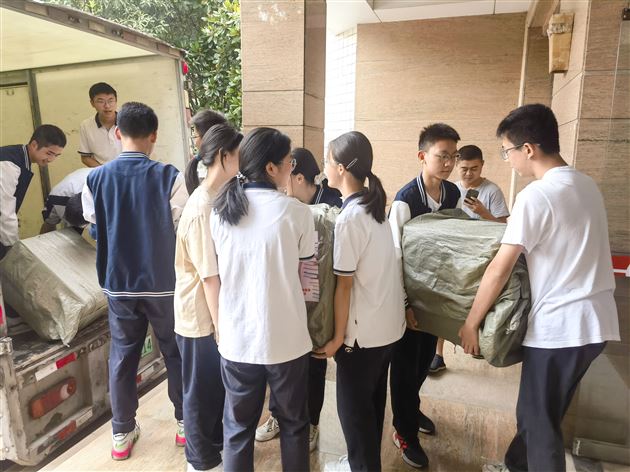 情系藏区少年共建爱心书馆