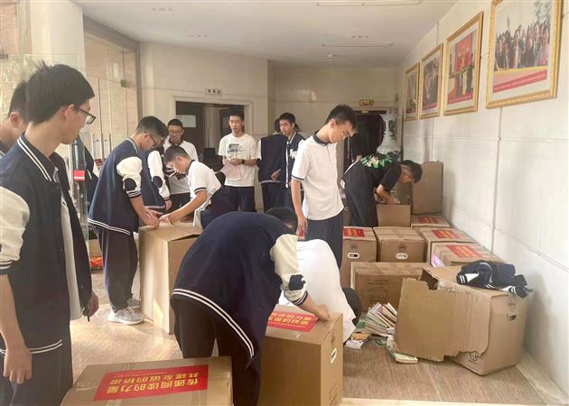 情系藏区少年共建爱心书馆