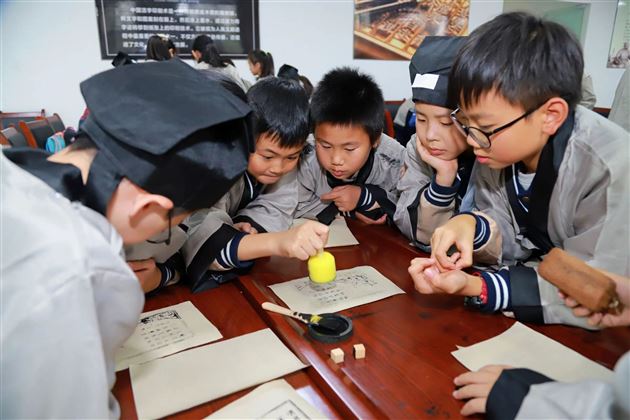 穿越时空的文字触摸古老的技艺——记棠外附小五年级秋季研学活动