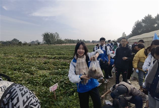 劳动传递快乐 实践点亮生活——记棠外初2021级格林庄园劳动教育实践活动