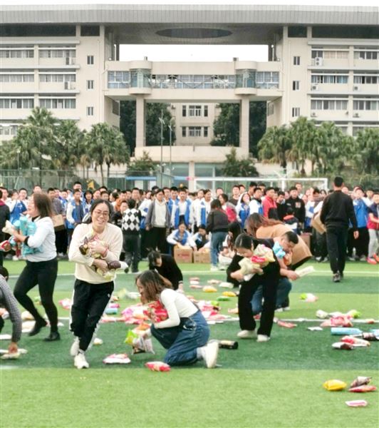 “趣”享运动 “味”梦添彩——棠外初三举行师生集体趣味运动会 (6).jpg