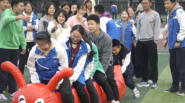 “趣”享运动 “味”梦添彩——棠外初三举行师生集体趣味运动会 (7).jpg