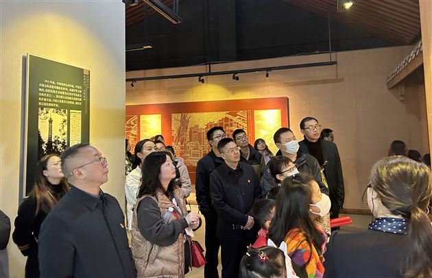 春风化雨丹心铸英才 育贤培元红烛耀百年——成都棠湖外国语学校高中第一党支部开展主题党日活动图17.JPG