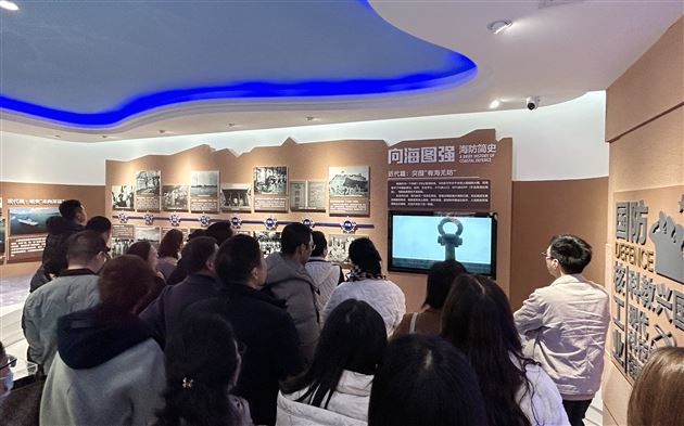 春风化雨丹心铸英才 育贤培元红烛耀百年——成都棠湖外国语学校高中第一党支部开展主题党日活动图2.JPG