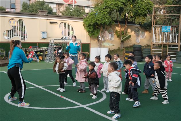 班主任组：抓特色 