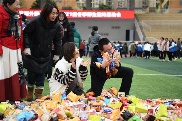 运动与零食相会 趣味与快乐加倍——记棠外高2021级冬季师生趣味运动会