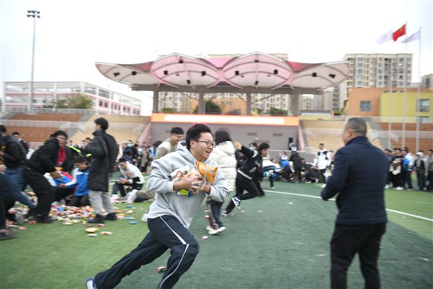 运动与零食相会 趣味与快乐加倍——记棠外高2021级冬季师生趣味运动会