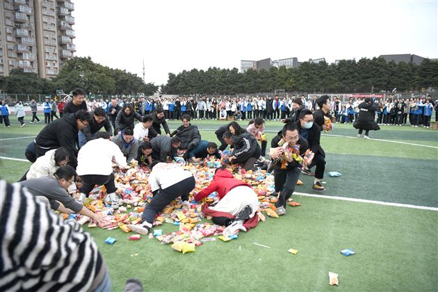 运动与零食相会 趣味与快乐加倍——记棠外高2021级冬季师生趣味运动会