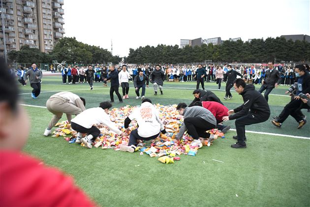 运动与零食相会 趣味与快乐加倍——记棠外高2021级冬季师生趣味运动会