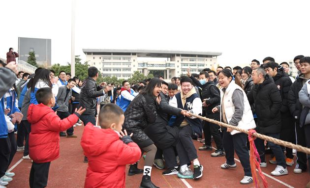 运动与零食相会 趣味与快乐加倍——记棠外高2021级冬季师生趣味运动会