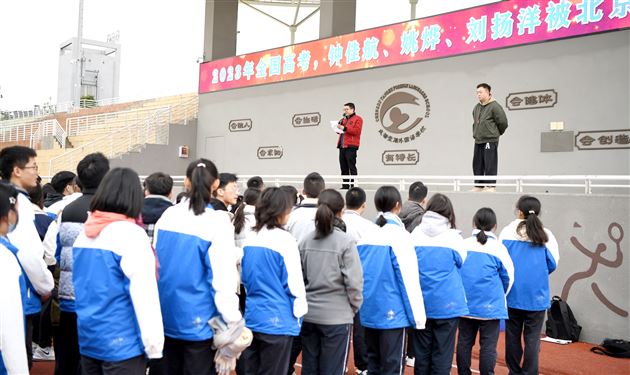 运动与零食相会 趣味与快乐加倍——记棠外高2021级冬季师生趣味运动会