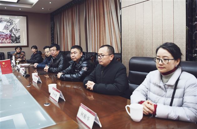 成都棠湖外国语学校与西南民族大学艺术学院举行教育实习基地签约暨授牌仪式