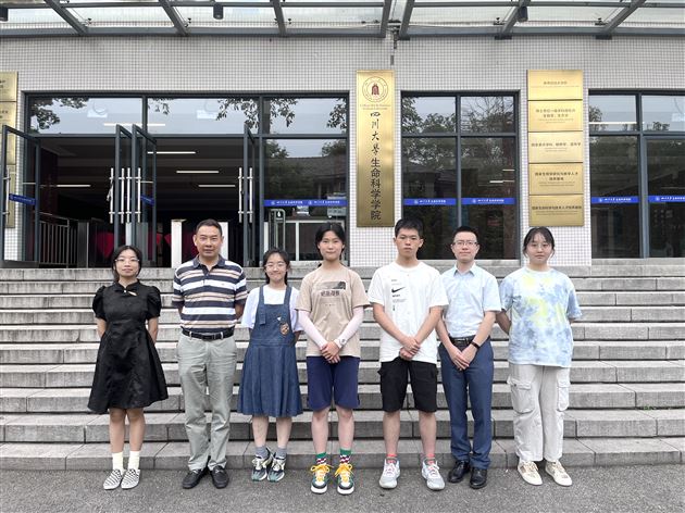 聂言芷与导师合影