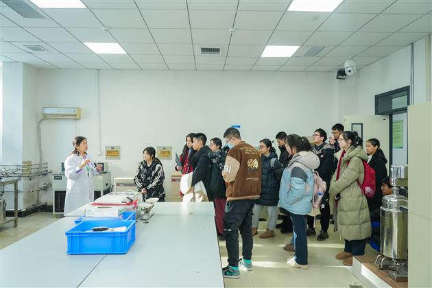 聂言芷参加全国终评吉大实验室参观