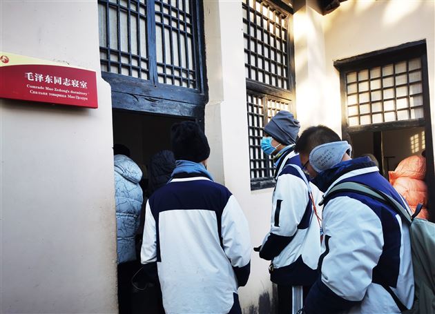 参观毛泽东同志寝室