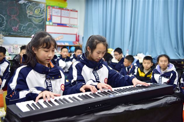 喜迎元旦佳节 共赴青春未来——记棠外初2023级班级元旦晚会 