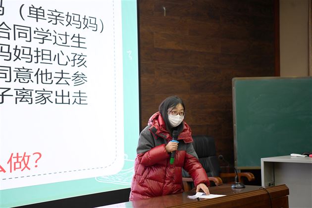 龙玉梅老师在棠外初中“班级突发事件处理分析”校内复赛中现场展示