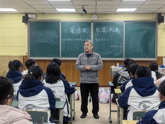 总结得失 展望未来——棠外初2022级召开学生会工作总结暨表彰大会