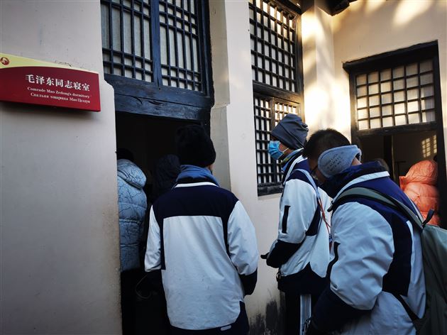 参观毛泽东同志寝室