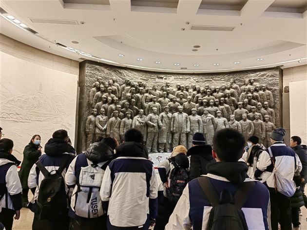 参观西柏坡纪念馆大型浮雕像