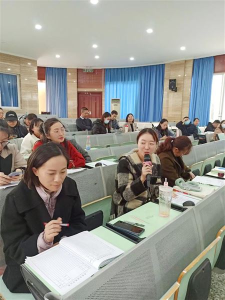 以备课组为单位进行现场评课